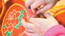 是手艺人也是“守艺人” 旧时宫廷绣灯　点亮寻常巷陌