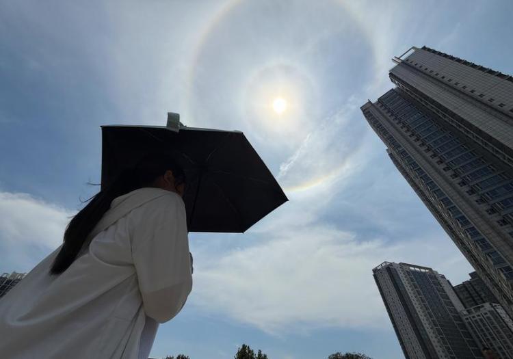 西安持续高温 天空现壮观“日晕”