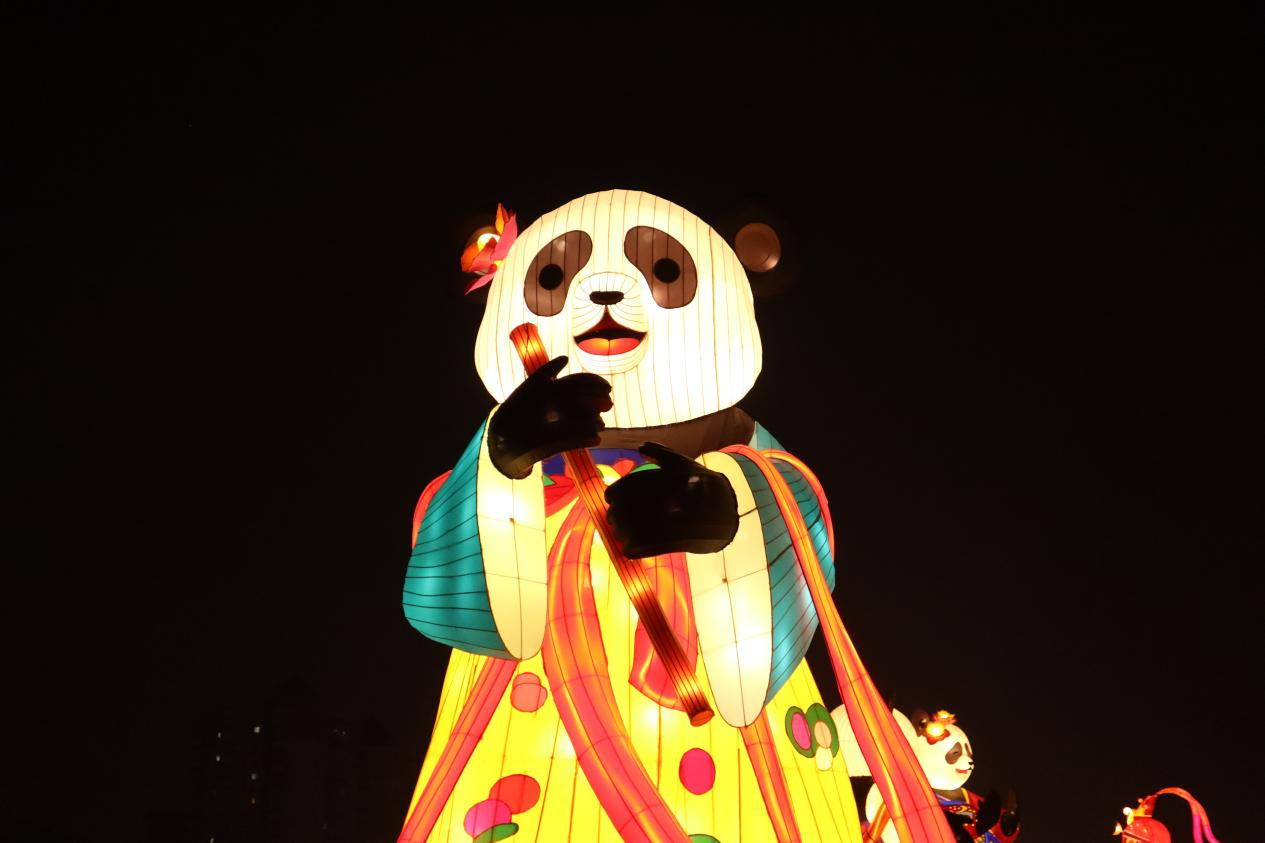 世界共享中国年｜流光溢彩映长安  2025西安城墙新春灯会点亮小年夜