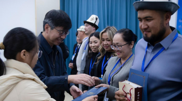 Из Центральной Азии в провинцию Шэньси: 300 профессиональных фермеров «обучились» земледелию в Вэйнане_fororder_4bca8ef3-755a-4e03-89a3-920660cf6c50.1266x844