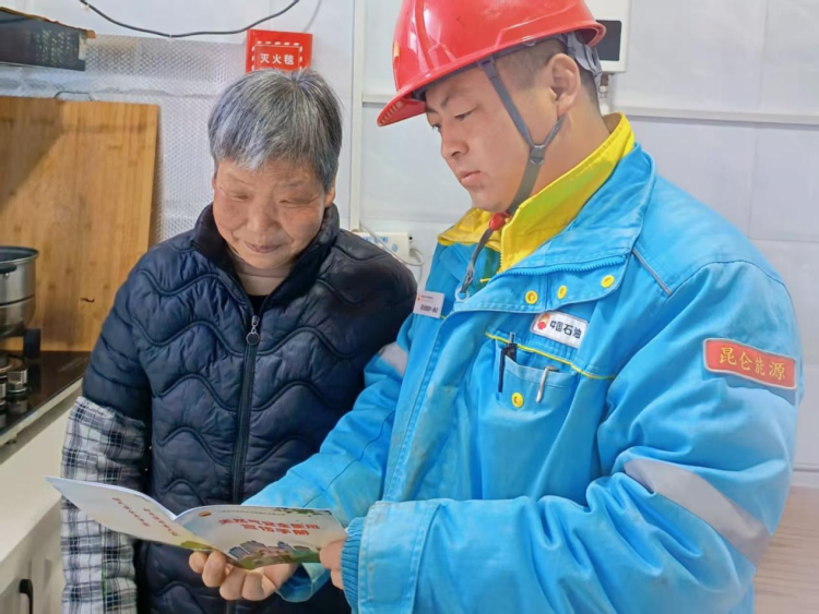 中国石油天然气销售陕西三原昆仑公司：上门服务暖民心 保险护航保平安_fororder_图片2