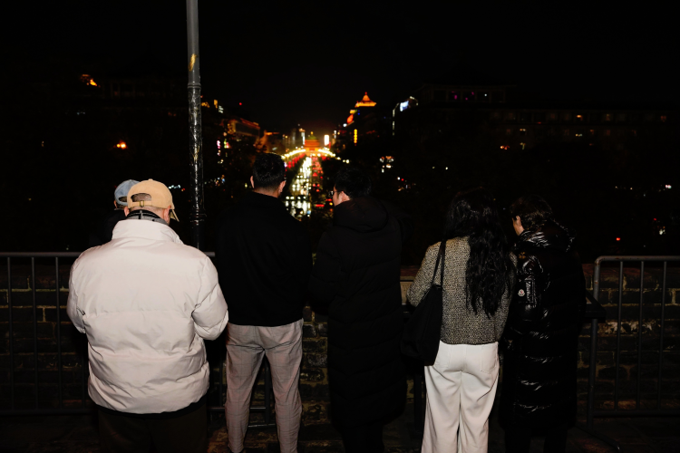 外籍专家夜访西安城墙 沉浸式感受中华文明深厚底蕴_fororder_图片8