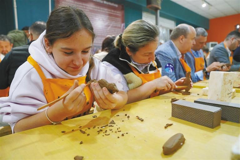 外国游客制作“兵马俑”兴趣浓_fororder_微信图片_20251015134917_598_356