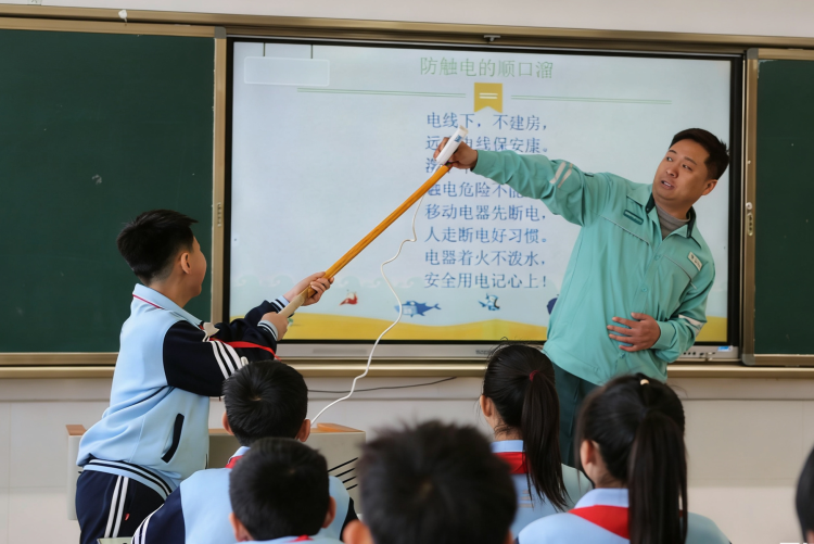 陕西渭南：中医润心 电力护航 开展特色“开学第一课”_fororder_图片3