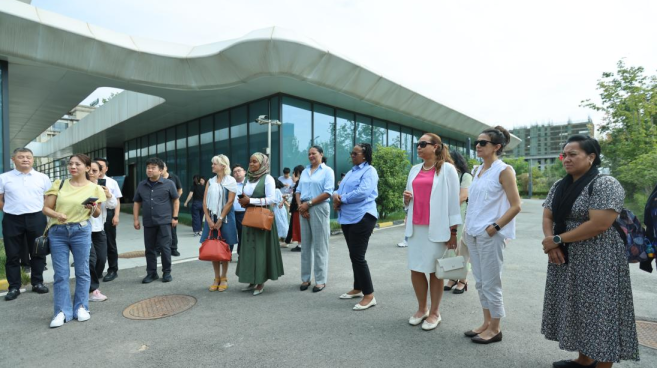 “丝路到雁塔 解码现代化”9国驻华大使夫人走进西安雁塔人工智能创新发展中心 感受高速现代化背后的“科技密码”