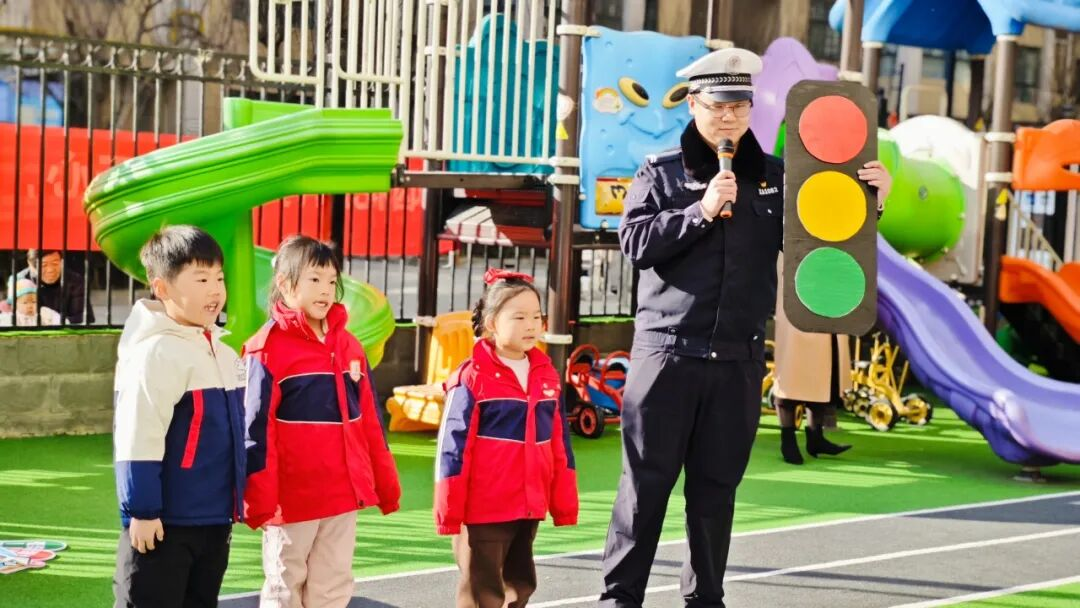 雁塔交警“社区+校园”双线发力 多维守护冬季交通安全_fororder_图片6