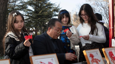 【外眼看陕西】灯火映老街 年味暖人心 外国青年眼中的渭南春节