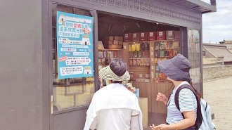 西安城墙上一文创店邀请游客“蹭凉”
