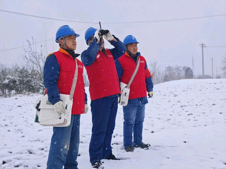 【万家灯火掌灯人】顶风踏雪巡线 守护万家灯火