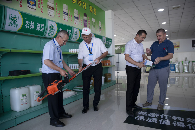 中亚农民渭南“取经”记_fororder_7月17日，中亚五国职业农民在陕西省渭南临渭区绿盛现代农机专业合作社了解相关农资用品。 (2)