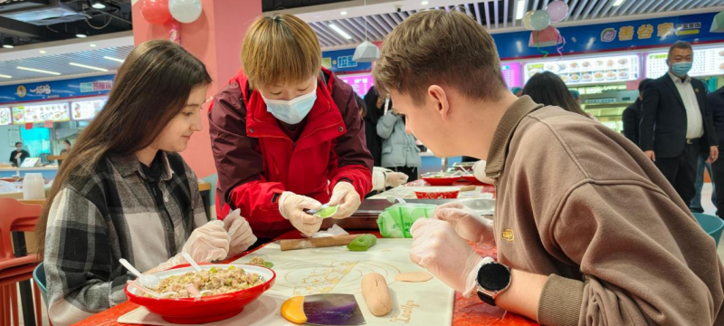 饺香四溢迎冬至 中外师生在陕西渭南共度传统节日
