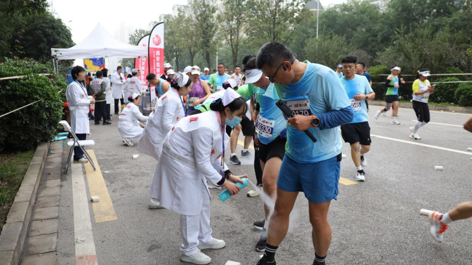 西安高新医院圆满完成西安马拉松医疗保障任务_fororder_3