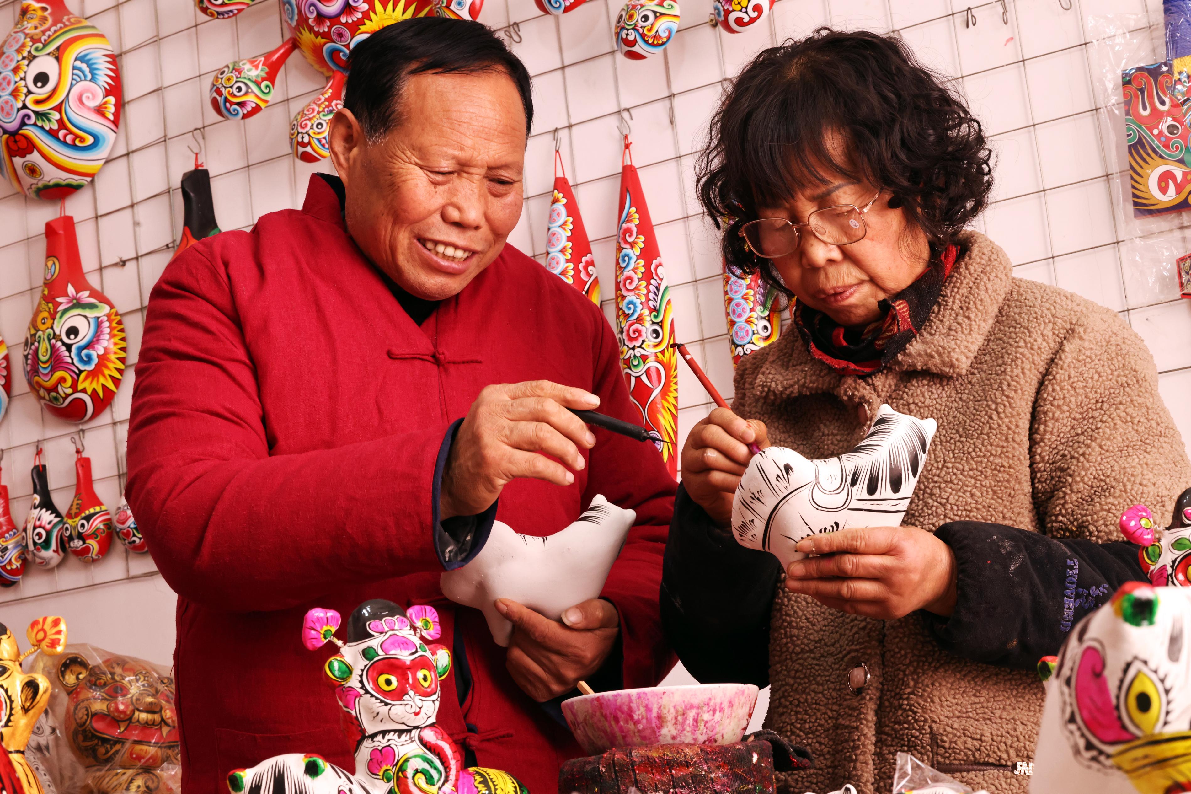 凤翔泥塑让年味“潮”起来_fororder_11487371_5d0d2a1b-86cb-4467-a3b0-b074aff65de5copy