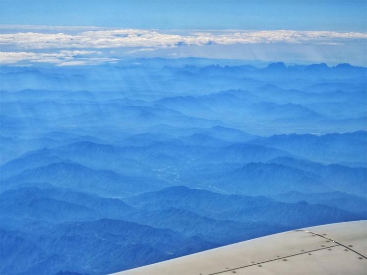鸟瞰秦岭如巨幅水墨画