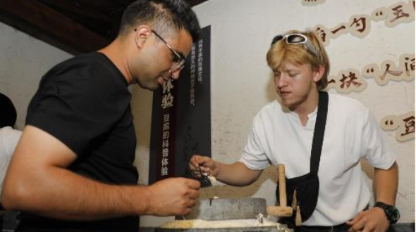 [Des influenceurs chinois et étrangers en voyage à Dali] Des influenceurs étrangers découvrent la Chine rurale entre ruelles de village et pages d’histoire_fororder_2b23692b-be99-4fe7-909c-7fc2b527665c.495x365