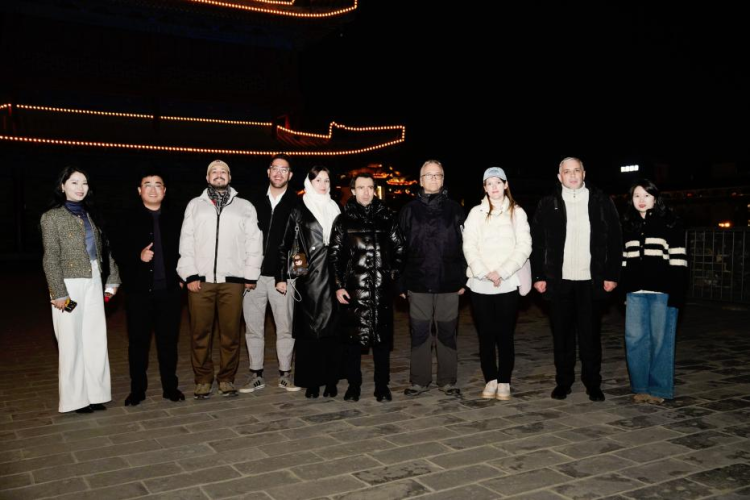 外籍专家夜访西安城墙 沉浸式感受中华文明深厚底蕴_fororder_图片6