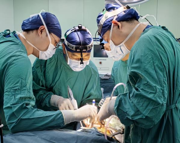 “修心换肺”创生命奇迹：西安交大一附院成功实施“国际首例微创主动脉瓣置换+肺移植同期手术”_fororder_4.4