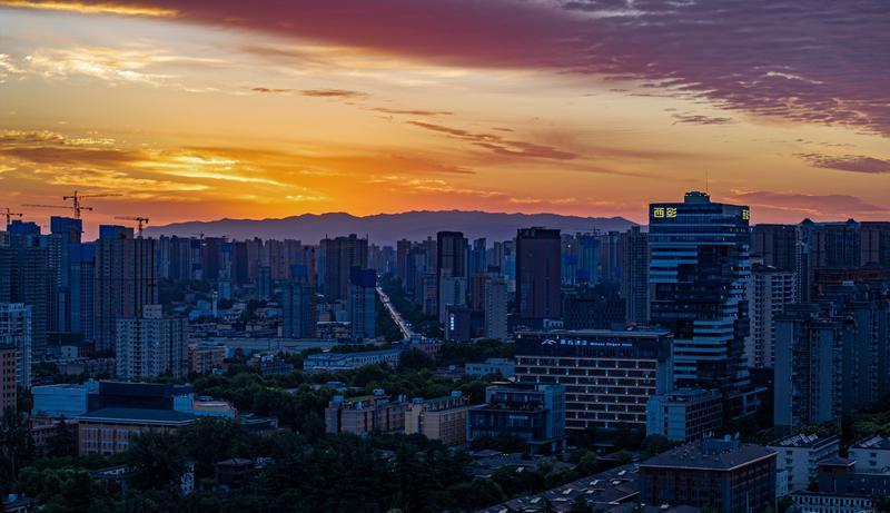 唯美朝霞惊艳登场 天空晕染美丽画卷