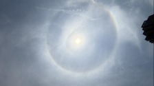 西安持续高温 天空现壮观“日晕”