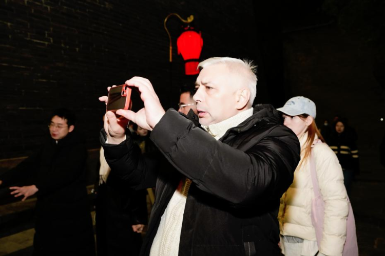 外籍专家夜访西安城墙 沉浸式感受中华文明深厚底蕴_fororder_图片11