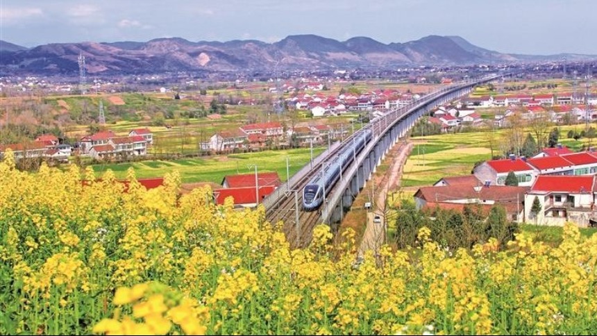 三月繁花迎客来