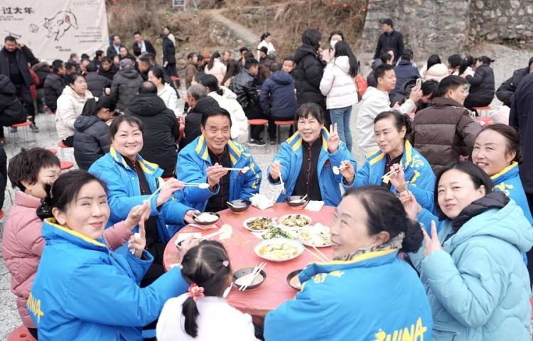 攒着乡愁裹着烟火的新春盛宴 在宁陕县渔湾村热闹上演_fororder_微信图片_20260209112037_1192_356