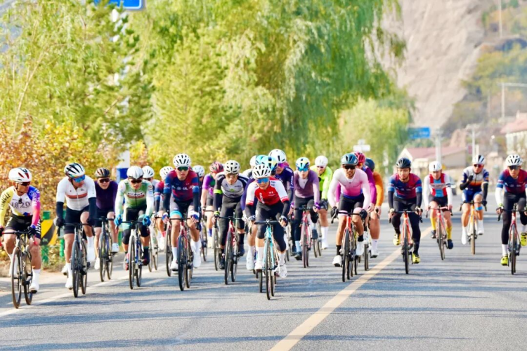 中国·榆林第四届沿黄观光路国际自行车赛在吴堡收官_fororder_图片1