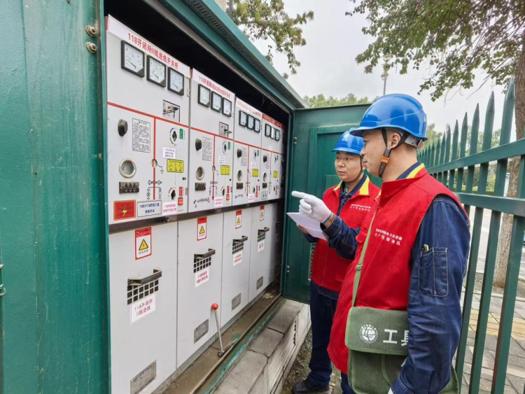 国网洛川县供电公司：节前忙“把脉”  电亮“双节”_fororder_图片3