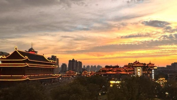 晚霞映古城 夕阳美如画