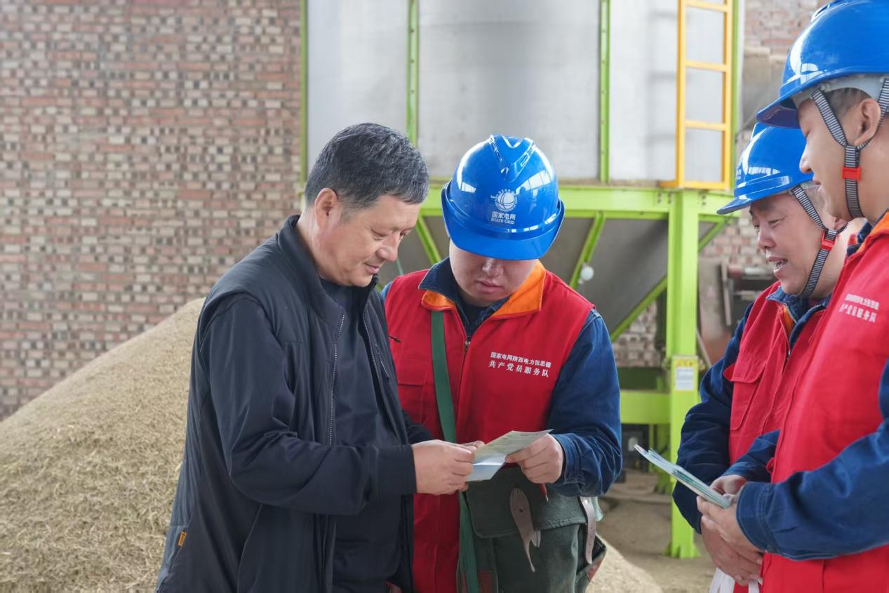 国网西安市长安区供电公司：助力水稻收割 “电”亮稻田丰收路_fororder_图片4