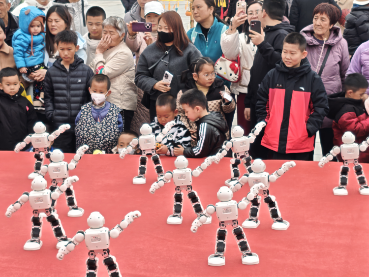 咸阳机器人庙会启幕 数十款智能机器人组团亮相_fororder_图片3