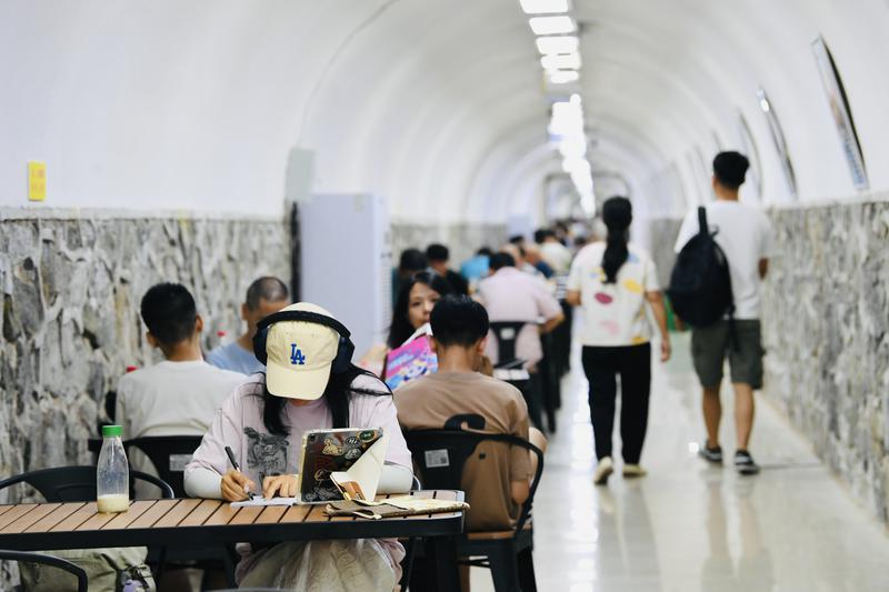 古城持续高温 市民防空洞避暑纳凉