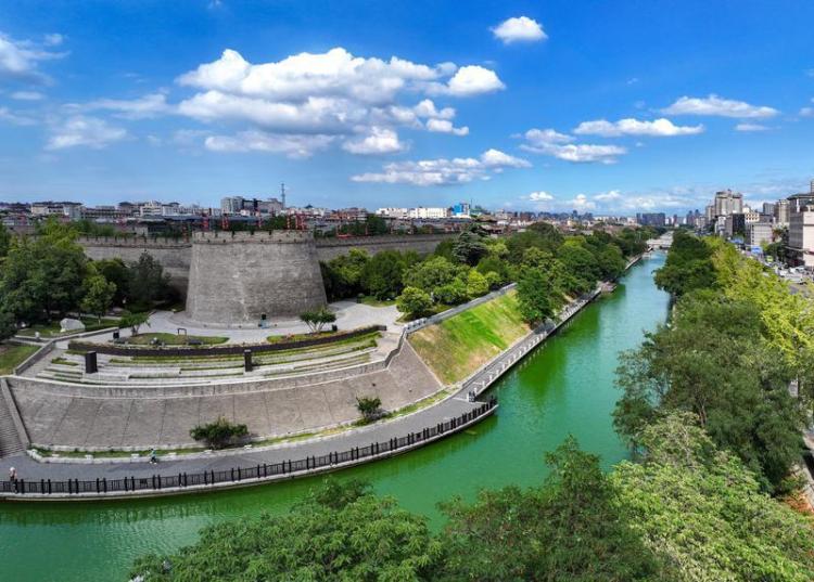 诗意蓝天与碧水共鸣