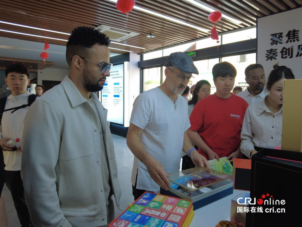 【在西安 看中国 外籍专家西安调研行】 让世界见证“泾”彩 多国外籍专家探秘泾河新城茯茶镇_fororder_图片13_副本