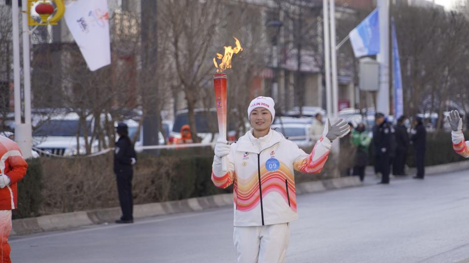 省一冬会火炬传递走进靖边 冰雪激情点亮塞上绿洲_fororder_图片3