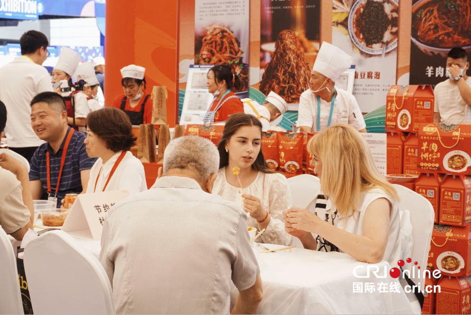 特色珍馐C位出道 第九届丝博会渭南美食圈粉外国客商_fororder_图片4