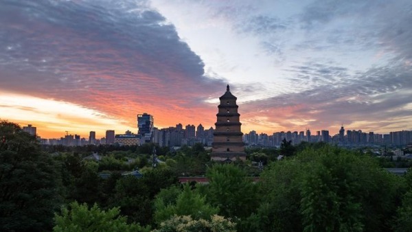 唯美朝霞惊艳登场 天空晕染美丽画卷