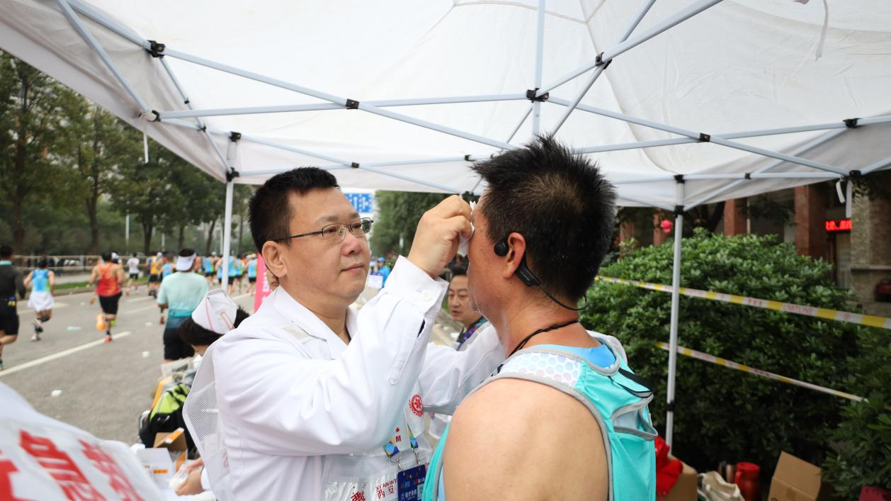 西安高新医院圆满完成西安马拉松医疗保障任务_fororder_1