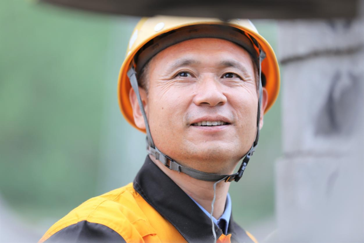 【陕西工人有绝活】曹军明：接触网技术革新的破冰者_fororder_图片1