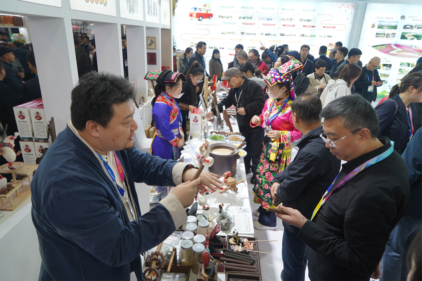 线上线下融合 海内外联动 第32届中国杨凌农高会开幕_fororder_67F0EFE6-9411-4CDE-92DC-5A13BB0D7CC2