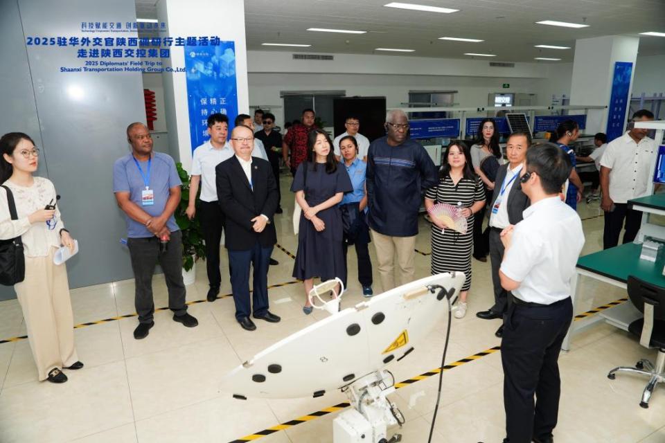 驻华外交官探访陕西智慧交通产业中试基地 探寻科技创新 “最后一公里”_fororder_wps_doc_0