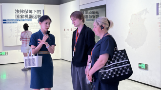 外籍网红博主“走进”唐代壁画 西安文遗数字化让历史“可触可感可对话”