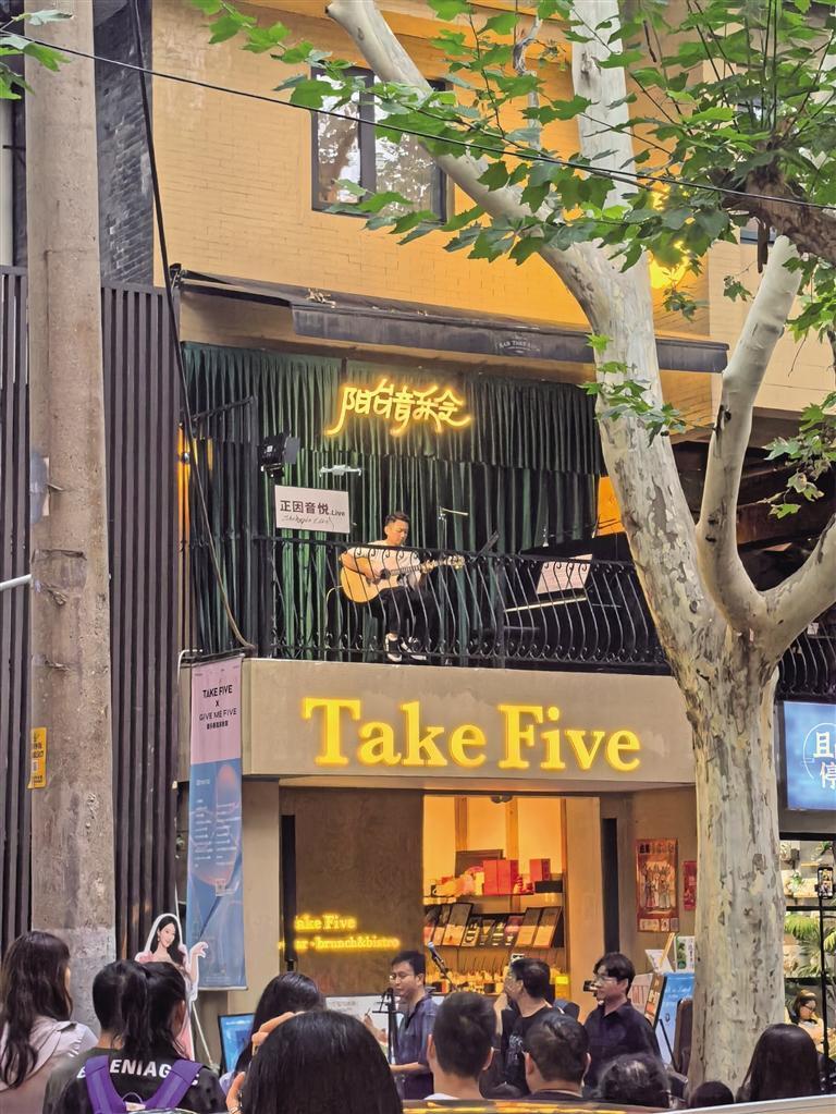 西安：旅游休闲街区聚拢烟火气