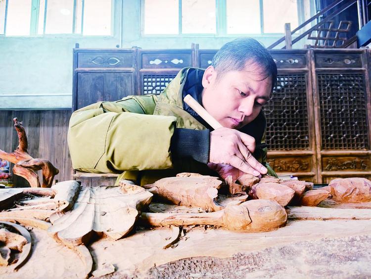 精雕细琢二十余载传承木雕非遗技艺