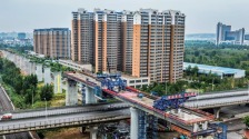 延榆高铁首个跨城市高架道路连续梁合龙