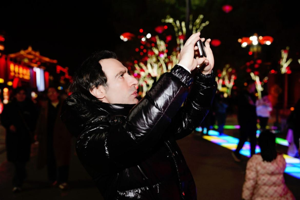 狠狠圈粉！外籍专家在西安大唐不夜城邂逅“中国式浪漫”_fororder_图片29png