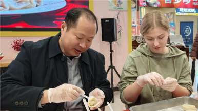 饺香四溢迎冬至 中外师生在陕西渭南共度传统节日