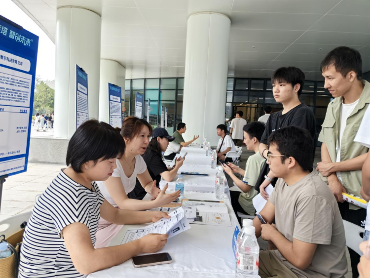 “雁归来·创未来”2025第九届雁塔毕业季活动举行_fororder_图片1