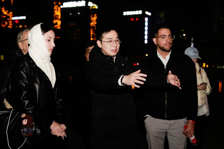 外籍专家夜访西安城墙 沉浸式感受中华文明深厚底蕴_fororder_图片7