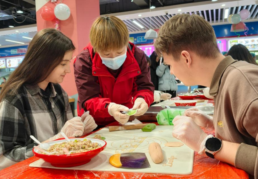 饺香四溢迎冬至 中外师生在陕西渭南共度传统节日